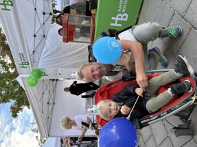 En far med sin dotter i barnvagn på Haningedagen