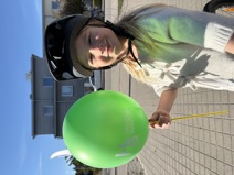 Flicka med grön ballong