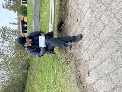 En person sitter på en bänk utomhus