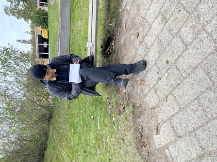 Man på en parkbänk som fyller i ett formulär