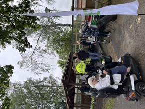 Gårdsträff med flera människor