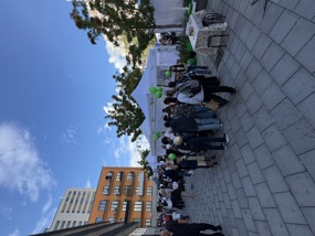 Besökare samlade vid Haninge Bostäders tält på Haningedagen.