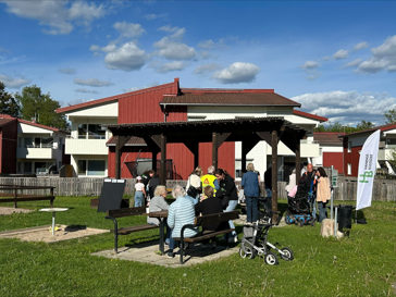 Gårdsfest utomhus med folk på en uteplats.