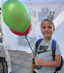 Flicka med ballonger och prinsesskrona av papp på Haningedagen
