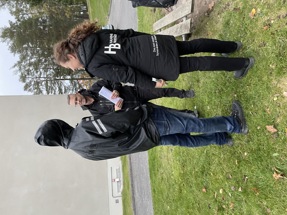 3 personer samtalar utomhus