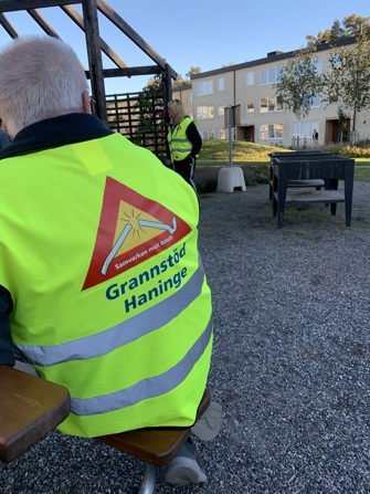 Bild på grannstödsväst på en människa bakifrån utomhus