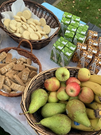 Kakor och frukt på ett bord utomhus