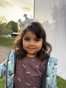 Liten flicka med en prinsesskrona av papp