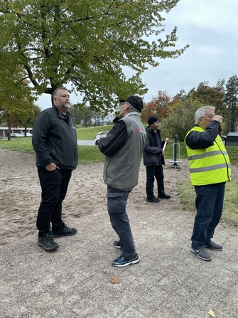 Samtal på en gårdsträff, utomhus