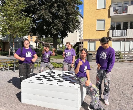 5 sommarungdomar som jobbar