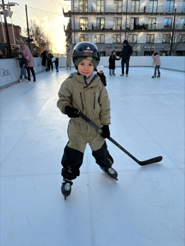 Barn som spelar hockey